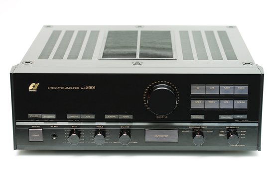 Von Sansui gab es in den 70er-Jahren bis Anfang der 90er hervorragende Verstärker, die durchaus mit Accuphase konkurrieren konnten. Einer der letzten war der AU-X901 von 1987, der mit luxuriöser Ausstattung glänzt.